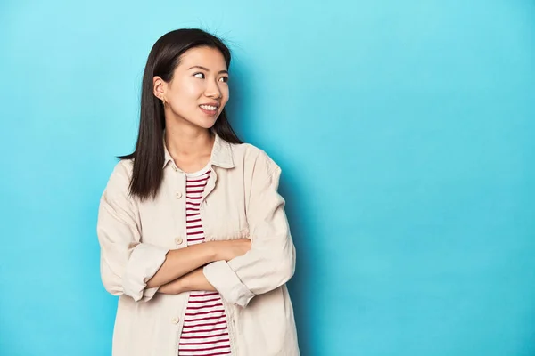 Mujer Asiática Con Camisa Capas Camiseta Rayas Sonriendo Confiada Con —  Fotos de Stock