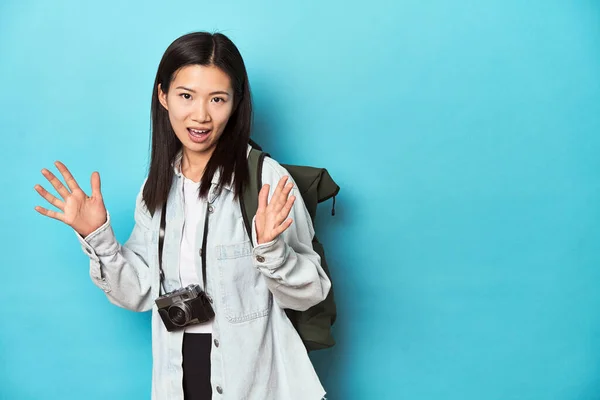 Young Asian Traveler Ready Capture Adventures Receiving Pleasant Surprise Excited — Stock Photo, Image