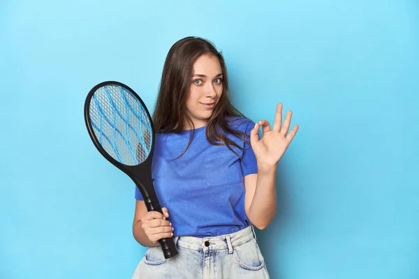 Vrouw Met Een Elektrische Bug Zapper Een Blauwe Achtergrond Vrolijk — Stockfoto