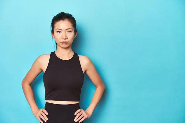 Junge Asiatische Sportlerin Studioaufnahme Auf Blauem Hintergrund — Stockfoto