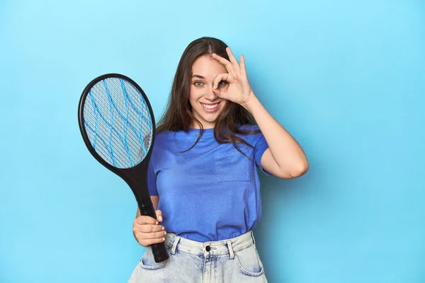 Mujer Con Zapper Insecto Eléctrico Fondo Azul Emocionado Mantener Gesto — Foto de Stock