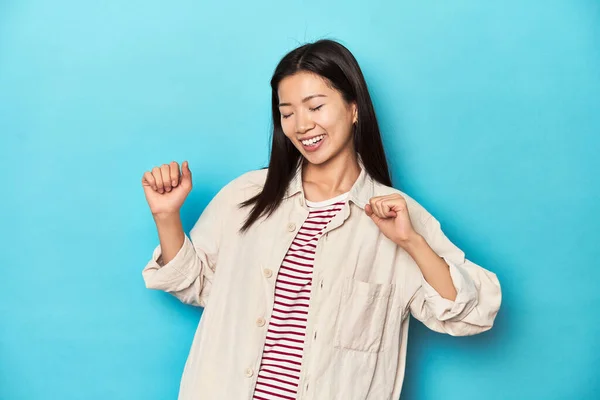 Aziatische Vrouw Gelaagd Shirt Gestreept Shirt Dansen Plezier Hebben — Stockfoto