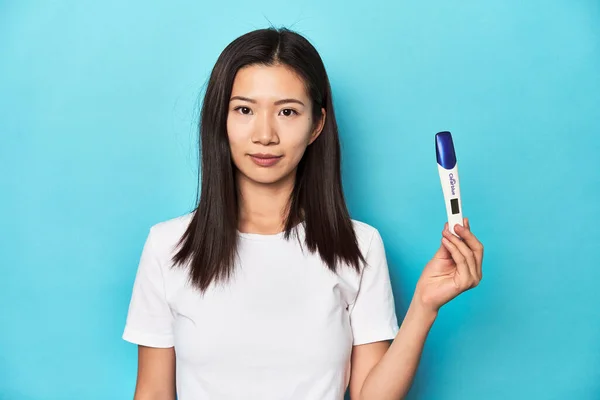 Jong Aziatisch Vrouw Het Houden Van Een Zwangerschap Test Studio — Stockfoto