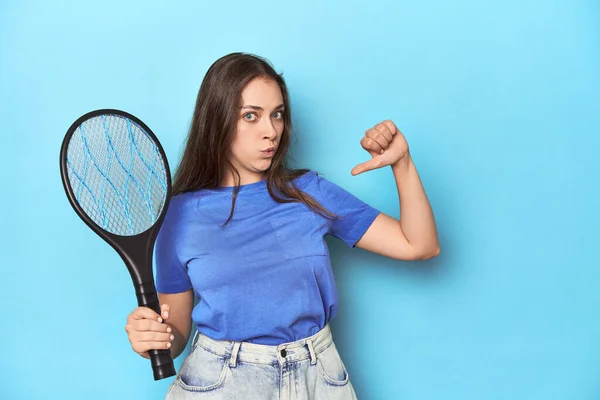 青い背景に電気バグバッパーを持つ女性は 誇りと自信を感じています フォローする例 — ストック写真