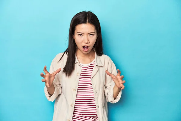 Femme Asiatique Chemise Couches Shirt Rayé Criant Rage — Photo