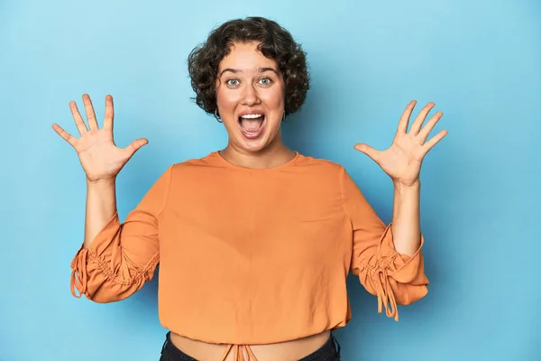 Young Caucasian Woman Short Hair Receiving Pleasant Surprise Excited Raising — Stock Photo, Image