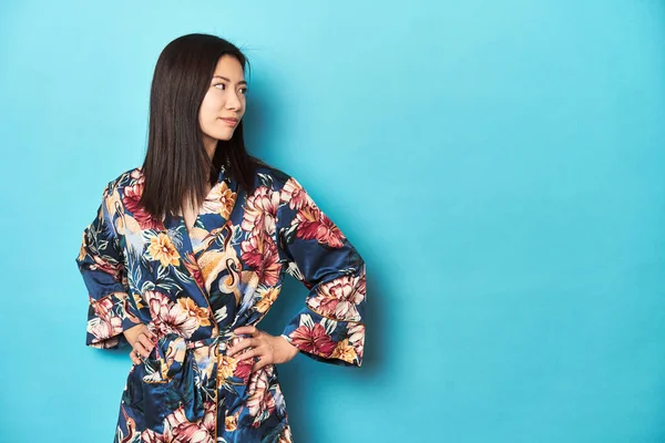 穿着花和服的优雅的年轻亚洲女人 工作室背景 — 图库照片