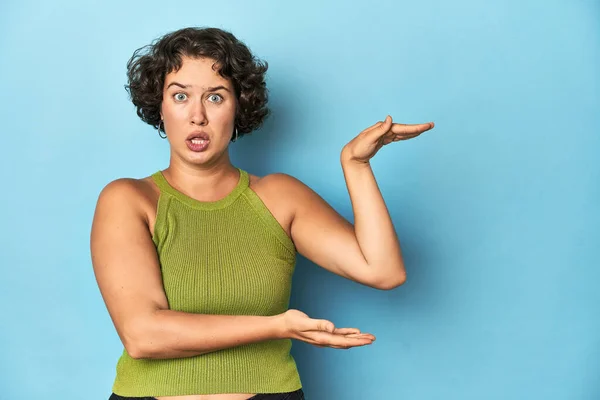 Young Caucasian Woman Short Hair Shocked Amazed Holding Copy Space — Stock Photo, Image