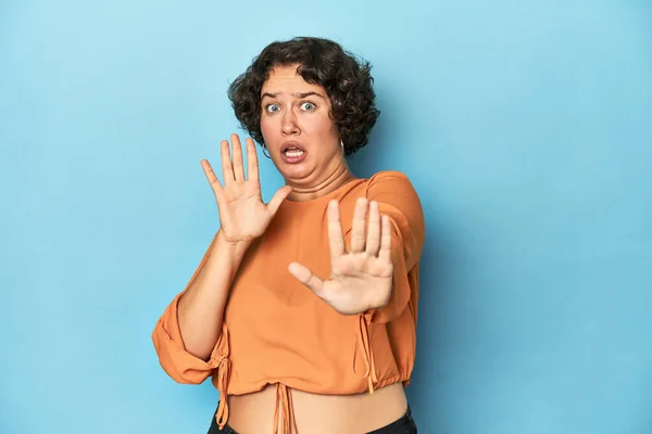 Young Caucasian Woman Short Hair Being Shocked Due Imminent Danger — Stock Photo, Image