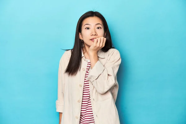 Asiatisk Kvinna Skiktad Skjorta Och Randig Shirt Bitande Naglar Nervös — Stockfoto