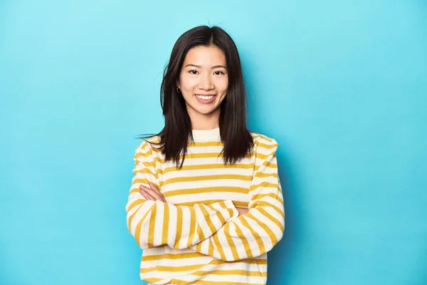 Asiatisk Kvinde Stribet Gul Sweater Der Føler Sig Sikker Krydser - Stock-foto