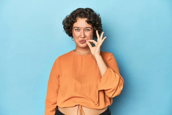 Young Caucasian Woman Short Hair Fingers Lips Keeping Secret — Stock Photo, Image