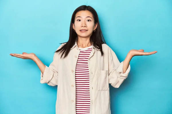 Mujer Asiática Con Camisa Capas Camiseta Rayas Hombros Confusos Dudosos —  Fotos de Stock