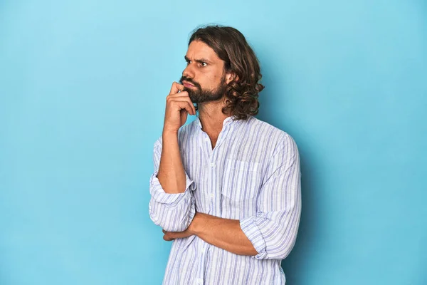 Man Beard Blue Striped Shirt Blue Studio Thinking Looking Being — Stock Photo, Image