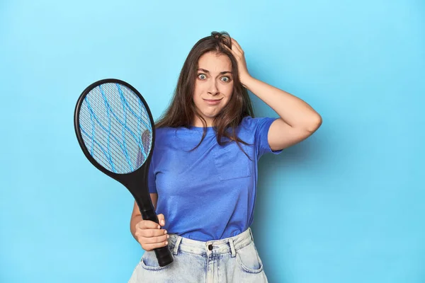 Mujer Con Zapper Insecto Eléctrico Sobre Fondo Azul Siendo Sorprendido — Foto de Stock