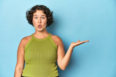 Kısa saçlı beyaz bir kadın, avuç içi fotokopi çekmekten etkilenmiş..