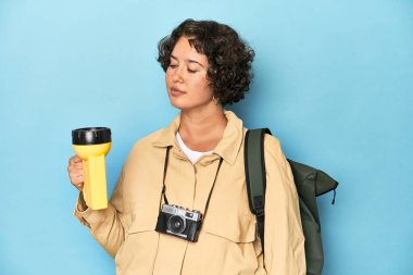 Fenerli genç gezgin kadın, macera konsepti, stüdyo çekimi..