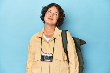 Klasik kameralı genç bir gezgin kadın hedeflerine ve amaçlarına ulaşmayı hayal ediyor.