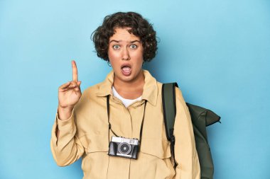 Klasik fotoğraf makinesi olan genç bir gezgin kadının bir fikri, ilham konsepti var..