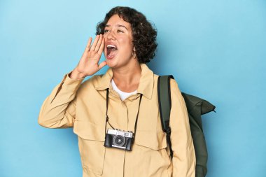 Klasik kameralı genç gezgin kadın bağırıyor ve avuç içini açıyor..