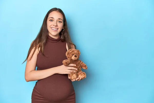 Gravid Kvinna Som Håller Plysch Baby Leksak Blå Studio — Stockfoto