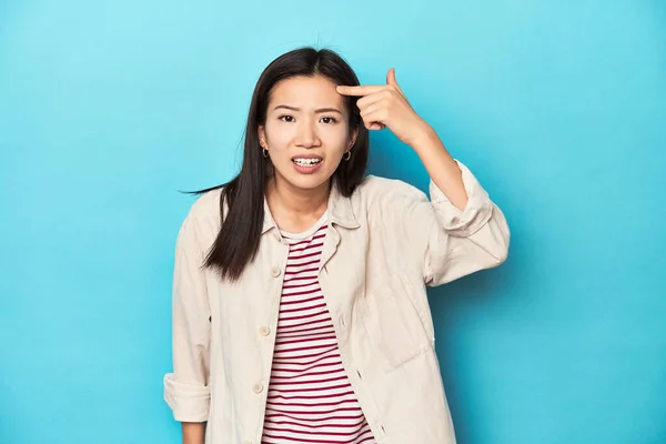 Mujer Asiática Con Camisa Capas Camiseta Rayas Mostrando Gesto Decepción —  Fotos de Stock