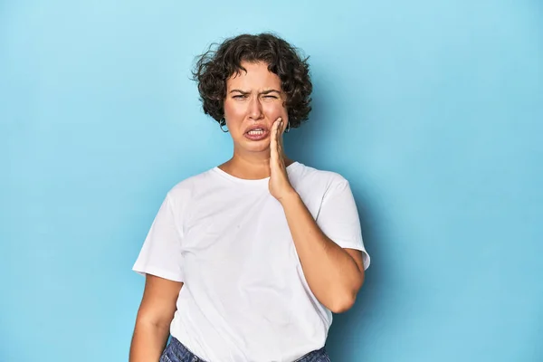 Mujer Joven Caucásica Con Pelo Corto Que Tiene Fuerte Dolor — Foto de Stock