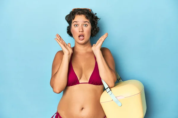 Young Woman Cooler Summer Look Surprised Shocked — Stock Photo, Image
