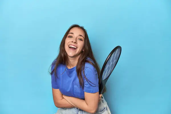 Vrouw Met Een Elektrische Bug Zapper Een Blauwe Achtergrond Lachen — Stockfoto
