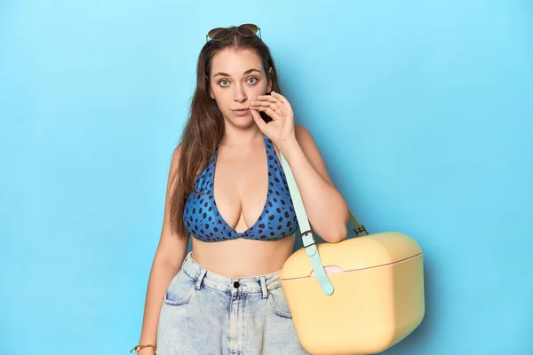 Woman Bikini Portable Beach Cooler Blue Studio Fingers Lips Keeping — Stock Photo, Image