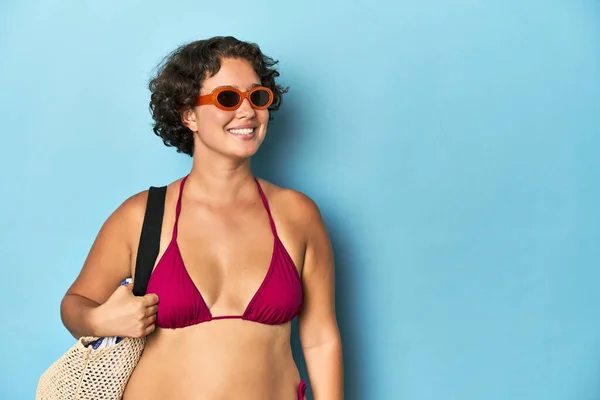 Mujer Joven Bikini Con Bolsa Playa Feliz Sonriente Alegre — Foto de Stock