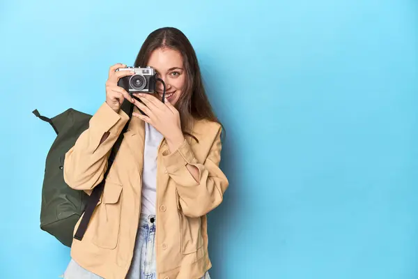 Traveling Woman Taking Pictures Vintage Camera Blue — Stock Photo, Image
