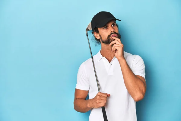 Long Haired Golfer Club Hat Looking Sideways Doubtful Skeptical Expression — Stock Photo, Image