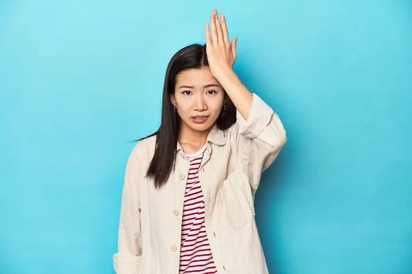 Mujer Asiática Con Camisa Capas Camiseta Rayas Olvidando Algo Abofeteando — Foto de Stock