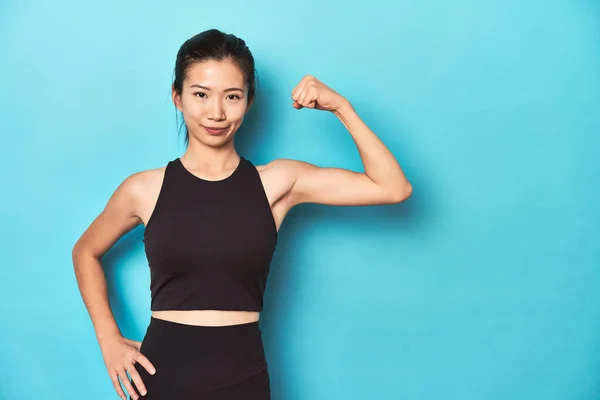 Asian Sportswoman Showing Strength Arm Gesture Studio Shot — Stock Photo, Image