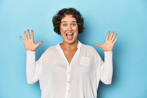 Young Caucasian Woman Short Hair Receiving Pleasant Surprise Excited Raising — Stock Photo, Image