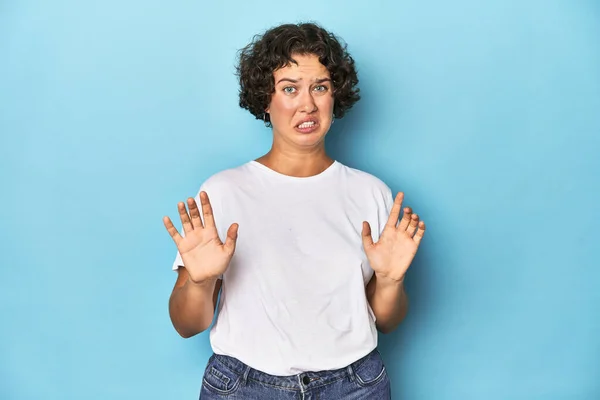 Young Caucasian Woman Short Hair Rejecting Someone Showing Gesture Disgust — Stock Photo, Image