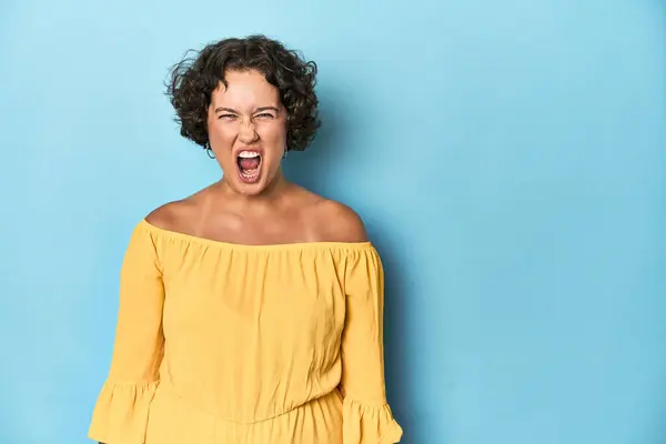 Young Caucasian Woman Short Hair Shouting Very Angry Rage Concept — Stock Photo, Image