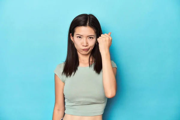 Asiatisk Kvinna Sommar Grön Topp Studio Bakgrund Visar Knytnäve Mot — Stockfoto
