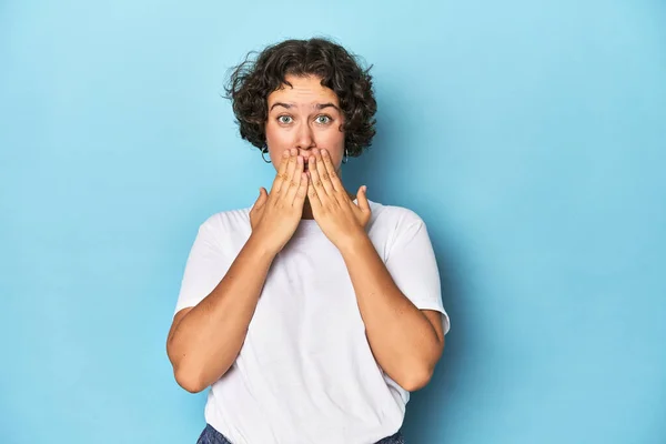 Young Caucasian Woman Short Hair Shocked Covering Mouth Hands Anxious — Stock Photo, Image