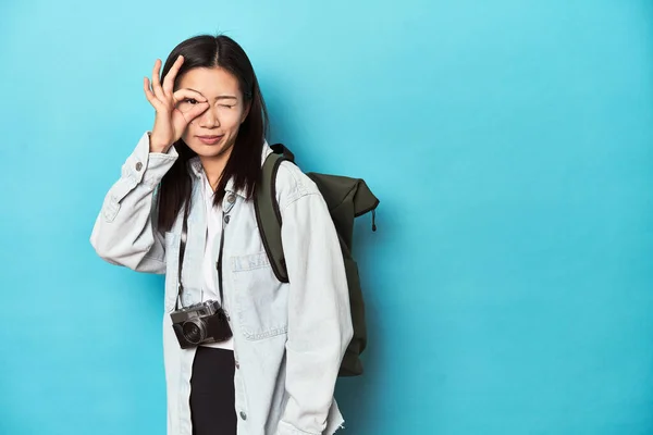 Joven Viajero Asiático Listo Para Capturar Aventuras Emocionado Mantener Buen —  Fotos de Stock