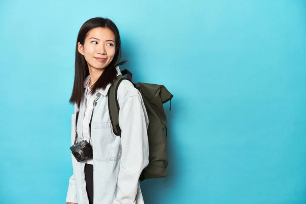 Young Asian Traveler Backpack Vintage Camera — Stock Photo, Image