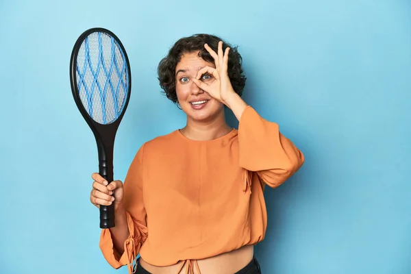 Mujer Joven Con Raqueta Mosquitos Eléctrica Mujer Joven Con Raqueta — Foto de Stock
