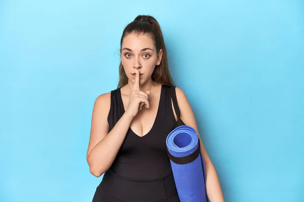 Young Sporty Caucasian Woman Yoga Mat Blue Studio Young Sporty — Stock Photo, Image