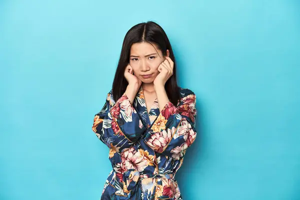 Elegant Young Asian Woman Kimono Studio Shot Covering Ears Hands — Stock Photo, Image