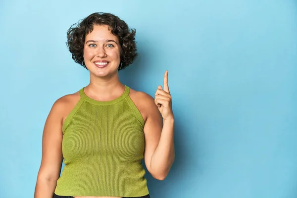 Young Caucasian Woman Short Hair Showing Number One Finger — Stock Photo, Image