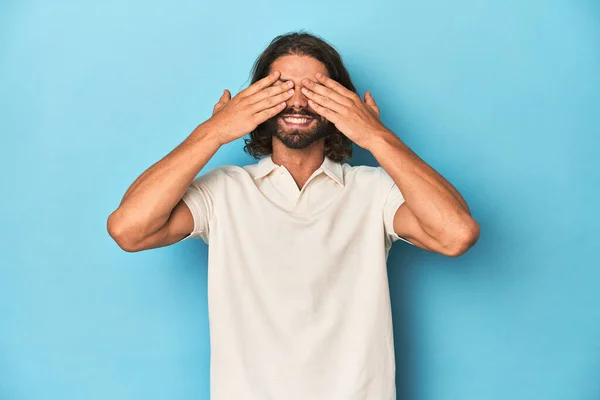 Beyaz Polo Salonundaki Uzun Saçlı Adam Mavi Stüdyo Gözleri Ellerle — Stok fotoğraf