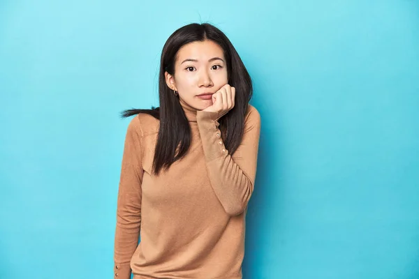 Jeune Femme Asiatique Col Roulé Brun Les Ongles Mordants Nerveux — Photo