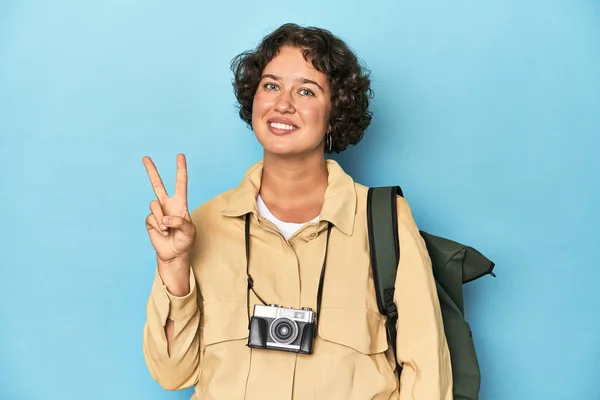 Молодая Женщина Путешественница Винтажной Камерой Показывает Номер Два Пальцами — стоковое фото
