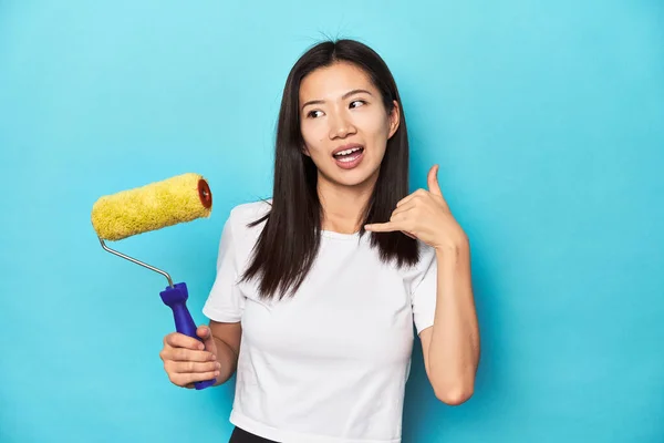 Young Asian Woman Paint Roller Diy Concept Showing Mobile Phone — Stock Photo, Image